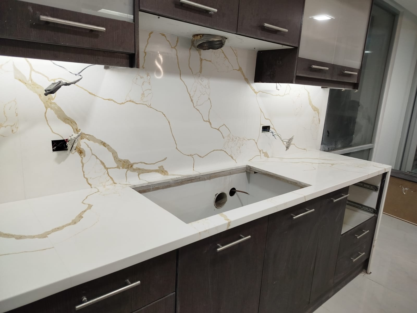 Zona del fregadero en cocina con muebles a medida